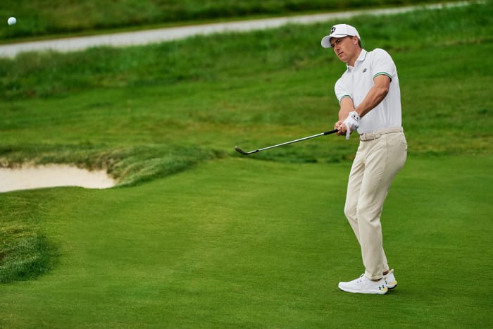 Jordan Spieth golfs in Under Armour apparel.